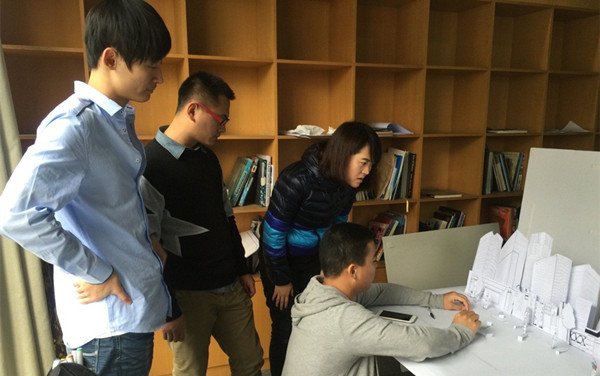 工作坊期间团队成员在做停格动画展示方案理念